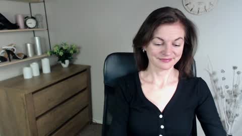 Snapshot of vivian_dream chatting on 12/17/24, 11:49 Vivian online show from 12/17/24, 11:49