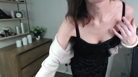 Snapshot of vivian_dream chatting on 12/27/24, 08:24 Vivian online show from 12/27/24, 08:24