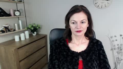 Snapshot of vivian_dream chatting on 12/30/24, 06:42 Vivian online show from 12/30/24, 06:42