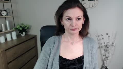Snapshot of vivian_dream chatting on 01/10/25, 06:42 Vivian online show from 01/10/25, 06:42