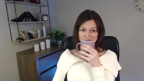 Snapshot of vivian_dream chatting on 02/26/25, 07:09 Vivian online show from 02/26/25, 07:09