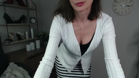 Snapshot of vivian_dream chatting on 02/28/25, 11:03 Vivian online show from 02/28/25, 11:03
