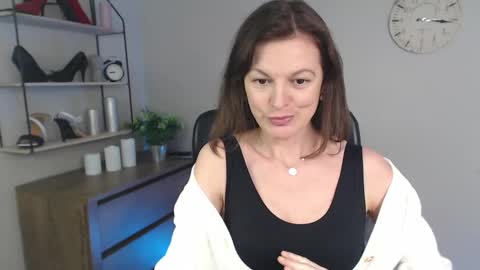 Snapshot of vivian_dream chatting on 03/05/25, 10:33 Vivian online show from 03/05/25, 10:33