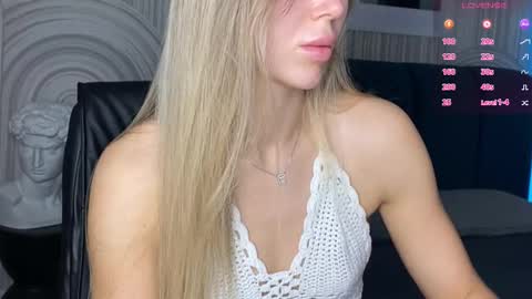 Snapshot of vivian_evans_ chatting on 09/22/25, 01:07 Vivian Evans online show from 09/22/25, 01:07