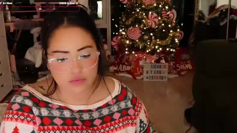 Snapshot of vivianaortega chatting on 12/17/24, 05:29 Vivi online show from 12/17/24, 05:29