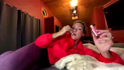 Snapshot of vivianluxe chatting on 10/17/25, 02:59 VivianLuxe online show from 10/17/25, 02:59