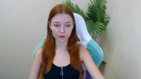 Snapshot of vivien_leight chatting on 01/07/25, 12:34 Vivien online show from 01/07/25, 12:34