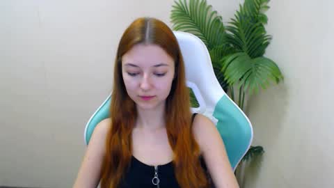 Snapshot of vivien_leight chatting on 01/28/25, 03:35 Vivien online show from 01/28/25, 03:35