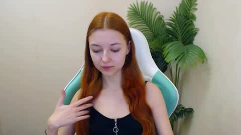 Snapshot of vivien_leight chatting on 02/18/25, 06:37 Vivien online show from 02/18/25, 06:37
