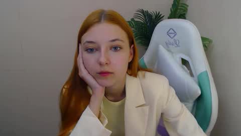 Vivien online show from 10/13/25, 06:08