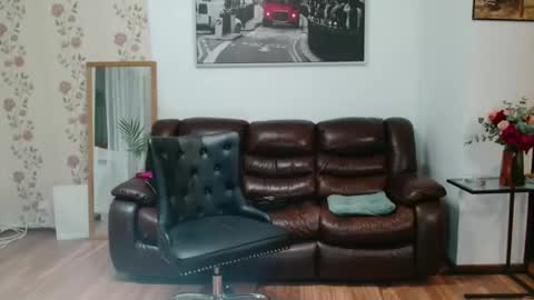 Snapshot of vivienne17 chatting on 02/19/25, 07:27 vivienne online show from 02/19/25, 07:27