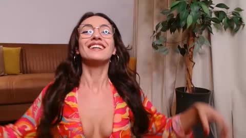 Vivienne online show from 10/25/25, 03:51