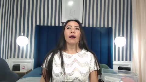 Snapshot of viviennerosette chatting on 10/18/25, 01:01 Vivian online show from 10/18/25, 01:01