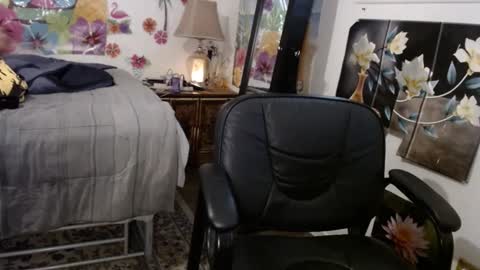 Snapshot of vixenfyre chatting on 12/05/24, 06:33 Vixen Fyre online show from 12/05/24, 06:33