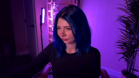 Polly  Online mostly at 9pm-2am UK Time online show from 12/04/25, 06:27