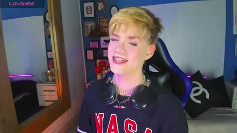 Snapshot of vladhellsing4 chatting on 10/28/25, 02:31 Vlad online show from 10/28/25, 02:31