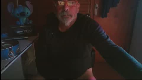 Snapshot of vuda77 chatting on 11/08/25, 06:51 oscar online show from 11/08/25, 06:51