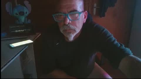 Snapshot of vuda77 chatting on 11/14/25, 11:02 oscar online show from 11/14/25, 11:02