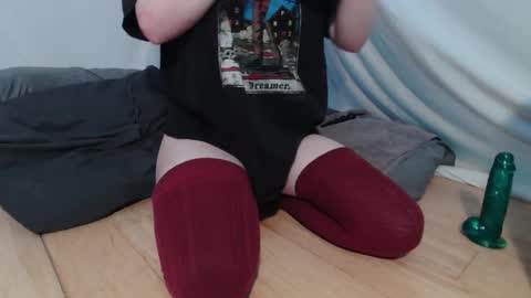 Snapshot of wacky_weirdo chatting on 10/14/25, 12:00 Rose online show from 10/14/25, 12:00