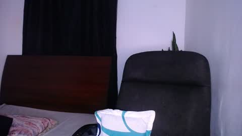 Snapshot of wanda_ember chatting on 02/26/25, 01:32 Wanda and Ember online show from 02/26/25, 01:32
