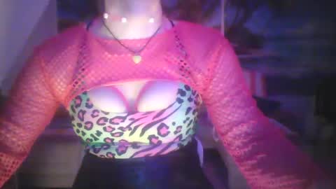 Snapshot of wannafeelitall chatting on 12/22/24, 05:12 Emilia inst online show from 12/22/24, 05:12