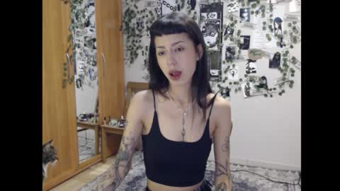 Snapshot of wavy_nights chatting on 10/24/25, 08:38 Mina online show from 10/24/25, 08:38