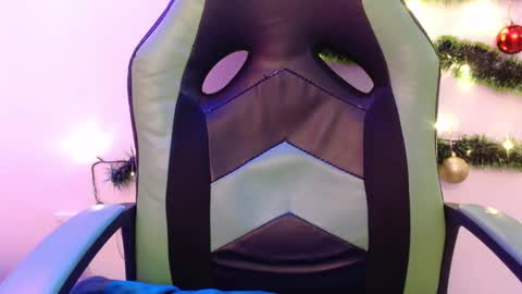 Snapshot of we_n_you chatting on 12/29/24, 01:38 Trixie 3 online show from 12/29/24, 01:38