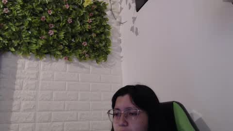 Snapshot of we_n_you chatting on 02/17/25, 01:32 Trixie 3 online show from 02/17/25, 01:32