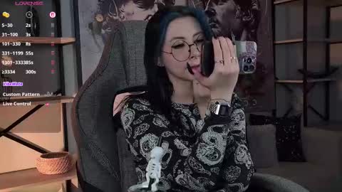 little girl who is always rightLisa online show from 11/25/25, 01:27