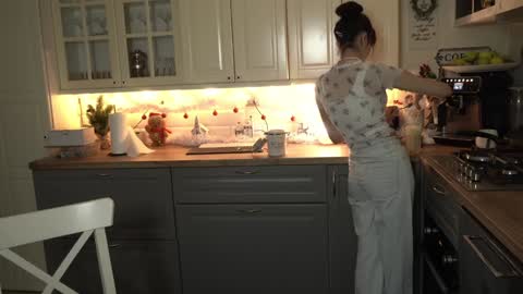 Snapshot of whats_her_name chatting on 12/31/24, 05:51 Victoria Maria online show from 12/31/24, 05:51