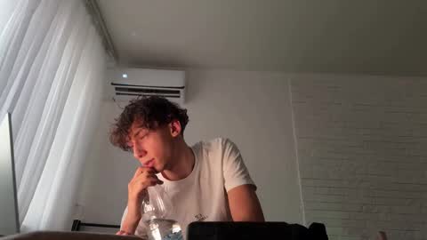 Snapshot of wheremydaydream chatting on 11/23/25, 01:33 Mia Please help me to reach 100 thumps up online show from 11/23/25, 01:33