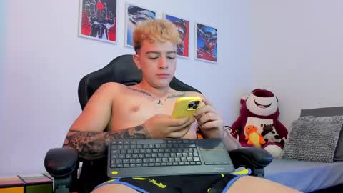 Snapshot of white_jacob chatting on 09/23/25, 04:04 Camilo R online show from 09/23/25, 04:04