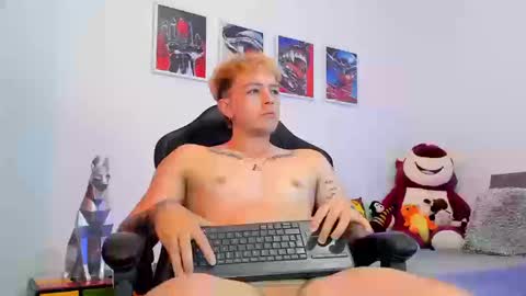 Snapshot of white_jacob chatting on 09/25/25, 05:55 Camilo R online show from 09/25/25, 05:55