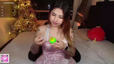 Snapshot of whites_emma chatting on 01/19/25, 01:43 EMMA online show from 01/19/25, 01:43