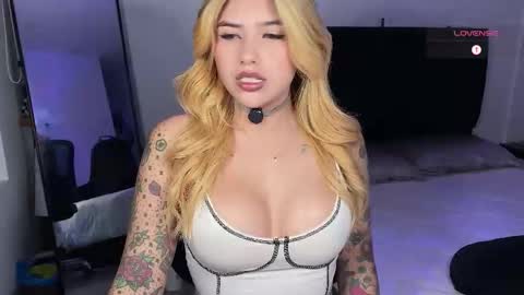 Snapshot of whites_emma chatting on 09/26/25, 02:48 EMMA online show from 09/26/25, 02:48