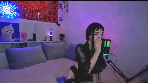 Snapshot of whoalexxa chatting on 10/17/25, 01:03 Alexa online show from 10/17/25, 01:03