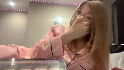 Snapshot of whys0_beauty chatting on 10/29/25, 03:36 Kira online show from 10/29/25, 03:36