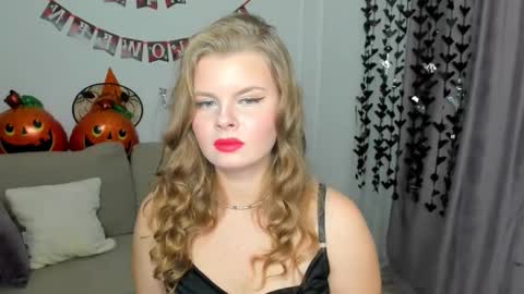 Snapshot of wildedesire chatting on 10/20/25, 12:05 wildedesire online show from 10/20/25, 12:05