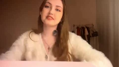 Snapshot of willatrisch chatting on 10/19/25, 02:18 Kate online show from 10/19/25, 02:18