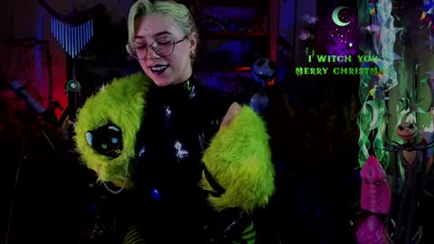 Snapshot of witch_fiona chatting on 12/20/24, 08:23 Goddess of two strapons - Mr. long Don Mr. Pinky online show from 12/20/24, 08:23