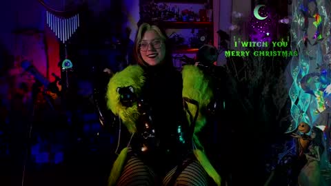 Snapshot of witch_fiona chatting on 12/21/24, 08:00 Goddess of two strapons - Mr. long Don Mr. Pinky online show from 12/21/24, 08:00