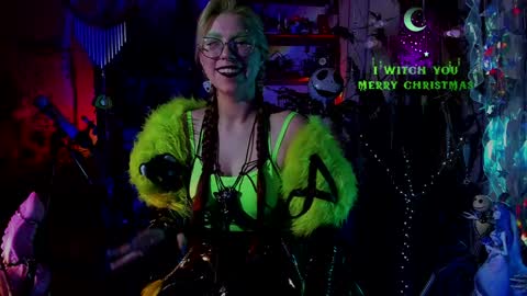 Snapshot of witch_fiona chatting on 12/22/24, 08:14 Goddess of two strapons - Mr. long Don Mr. Pinky online show from 12/22/24, 08:14