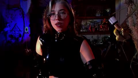 Snapshot of witch_fiona chatting on 02/04/25, 07:22 Goddess of two strapons - Mr. long Don Mr. Pinky online show from 02/04/25, 07:22