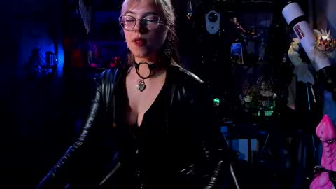Snapshot of witch_fiona chatting on 02/18/25, 07:09 Goddess of two strapons - Mr. long Don Mr. Pinky online show from 02/18/25, 07:09