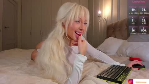 Snapshot of wow_peach_girl chatting on 12/23/24, 03:23 Liza online show from 12/23/24, 03:23