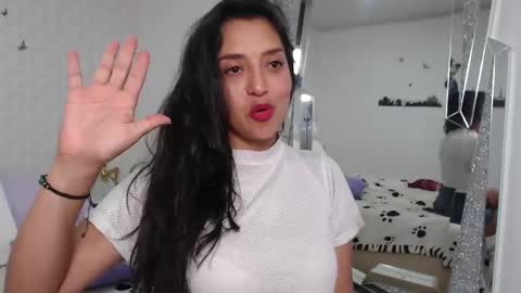 Snapshot of ximenaa_suarez chatting on 02/18/25, 04:15 ximena suarez online show from 02/18/25, 04:15