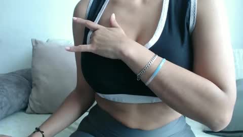 Snapshot of ximenaa_suarez chatting on 09/25/25, 02:43 ximena suarez online show from 09/25/25, 02:43