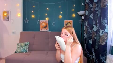 Snapshot of xloe_queen chatting on 12/13/24, 07:25 Chloe online show from 12/13/24, 07:25