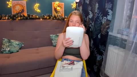 Snapshot of xloe_queen chatting on 12/16/24, 02:16 Chloe online show from 12/16/24, 02:16