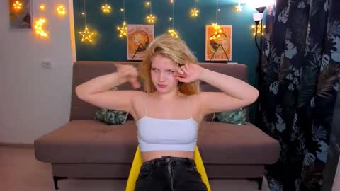 Snapshot of xloe_queen chatting on 02/02/25, 02:34 Chloe online show from 02/02/25, 02:34